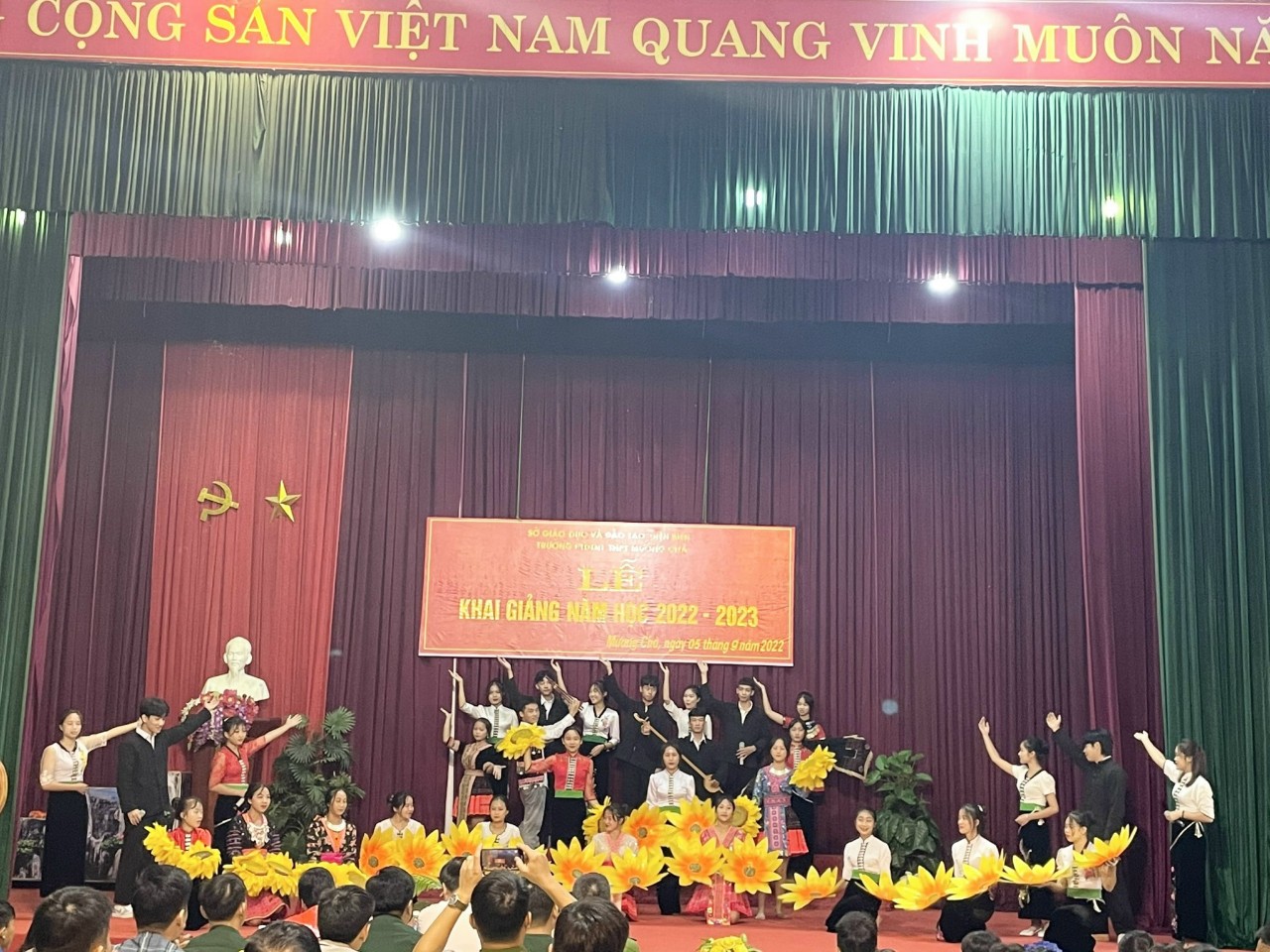 Văn nghệ chào mừng khai giảng.