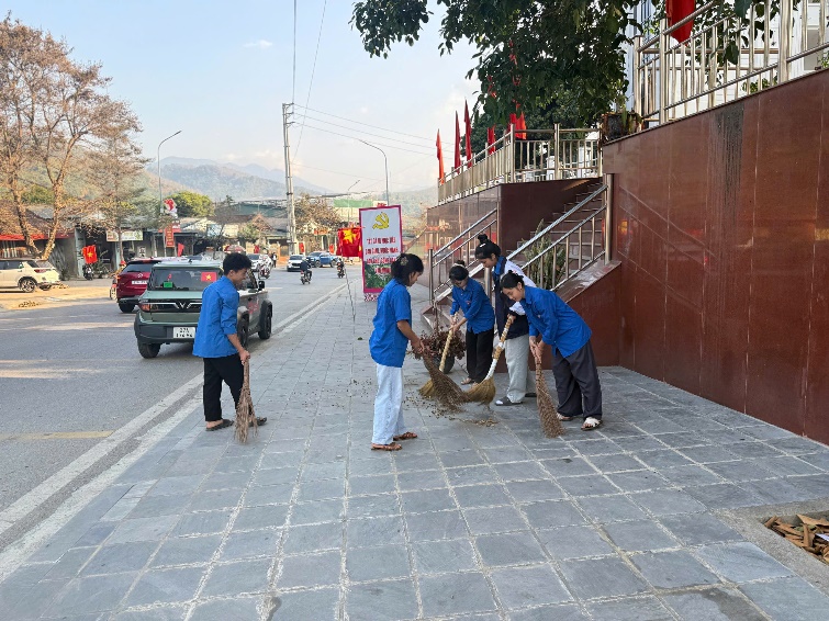 Tuổi trẻ trường PTDTNT THPT Na Sang hưởng ứng "Ngày chủ nhật xanh"